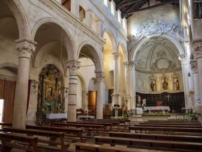 Il suo interno invece, le cui navate sono scandite da preziose colonne corinzie, custodisce affascinanti affreschi murari, rare icone della Vergine e una suggestiva cripta